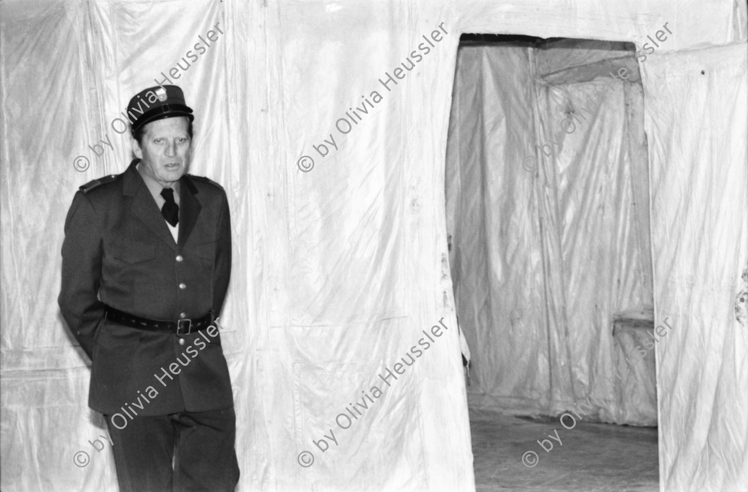 Image of sheet 19810690 photo 21: Schweizerisches Rotes Kreuz Schindlergut Abfallverbrennungsanlage Josefstrasse Rauchendes Kamin. Austellungs Eröffnung mit 'La Lupa' und Rosina Kuhn. Betty Weber und alter Journalist? Securitas im Museum für Gestaltung. Jonny Melville im Houdini Kino Walche.