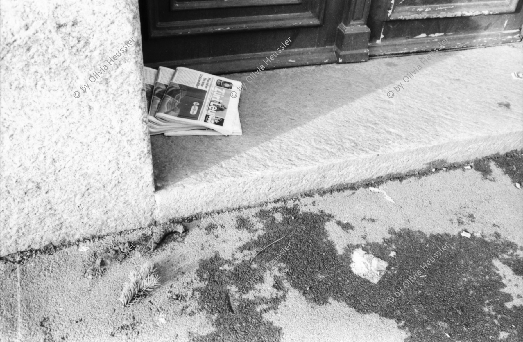 Image of sheet 19810700 photo 11: Zeitungen vor einer Haustüre. Newspapers in Front of House Door. Zürich Schweiz 1981 swiss switzerland