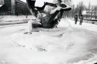 Image of sheet 19810700 photo 3: Platzspitz im Winter Brunnen mit Brunnenfigur zugefroren. Brücke. Sihl und Limmat. ice art water 
Zürich 1981 √ Kreis 5 fünf Schweiz Switzerland Europe