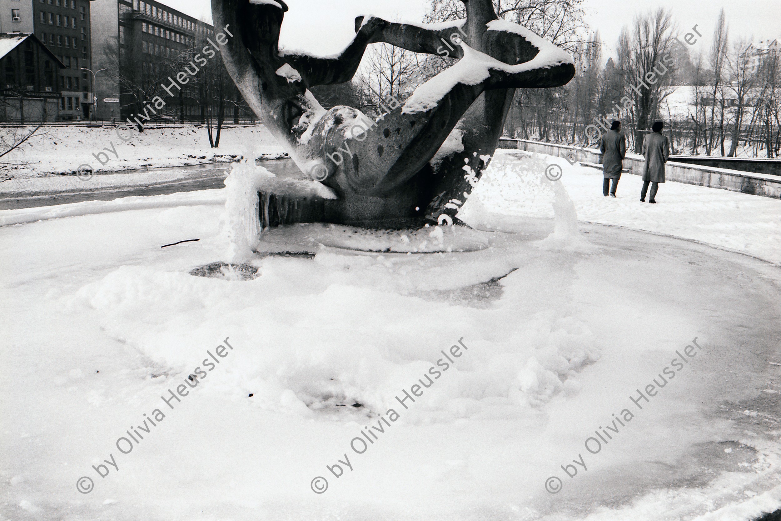 Image of sheet 19810700 photo 3: Platzspitz im Winter Brunnen mit Brunnenfigur zugefroren. Brücke. Sihl und Limmat. ice art water 
Zürich 1981 √ Kreis 5 fünf Schweiz Switzerland Europe
