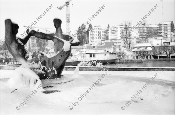 Image of sheet 19810700 photo 4: Platzspitz im Winter Brunnen zugefroren. Brücke. Sihl. Kranen. «Wohnungen statt Bohrungen» Projekt Daylidays mit Olivia, Iren Monti, Gabriela Battaglia und Bea Götz Frauen Gruppen. Im Frauen Ambulatorium Mattengasse Behandlungsraum. Massage Kurs. Malou und Roland Gretler. Hände Nachaufnahmen. Zürich Schweiz 1981 swiss switzerland wasser water fountain kunst Art