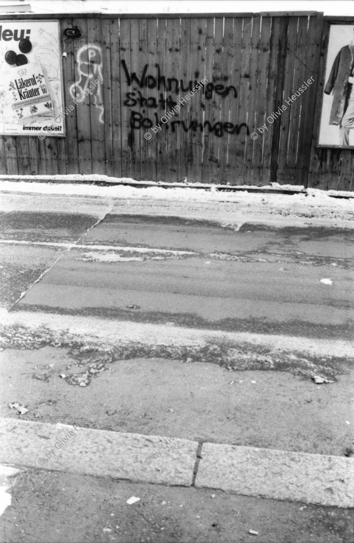 Image of sheet 19810700 photo 9: Graffiti «Wohnungen statt Bohrungen». Zürich Schweiz 1981 swiss switzerland