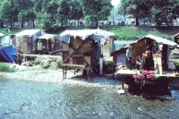 Image of sheet 19813002 photo 4: Chaotikon als Protest gegen Wohnungsnot in der Sihl, Zuerich 1981. 
Wohn Installation Zürich occupied house 
Barraken siedlung auf Pfosten, Wohnen housing banner river protest settlement Schweiz Switzerland Europe 
Zürcher Jugendunruhen Jugendbewegung
Exhibition: Zurich, The Eighties Photobastei 2020