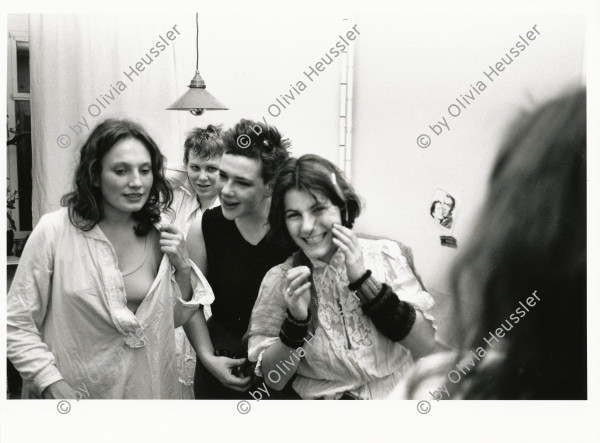 Image of sheet 19820010 photo 27: Bilder von Alex Stierli. Silvesterfest an der Wibi, Wohngemeinschaft Weinbergstrasse 84 Komune. 
v.l.n.r. Corin Curchellas, Eva Herzog, Ilia Vasella, Olivia Heussler
 Zürich 1982