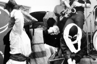 Image of sheet 19820010 photo 4: Bilder von Alex Stierli. Silvester fest an der Wibi, Wohngemeinschaft Weinbergstrasse 84 Komune. Eva Herzog, Ilia Vasella, vorne links: Olivia Heussler, Corin Curchellas. Malu von Muralt. Zürich 1982 √ Swiss Switzerland Europe people persons
 women music Christoph Herzog 
commune