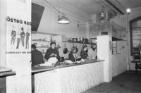 Image of sheet 19820030 photo 1: Frauen arbeiten in der Küche des Restaurant im Autonomen Jugendzentrum AJZ, Zürich.
Jugendbewegung