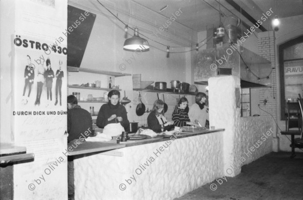 Image of sheet 19820030 photo 1: Frauen arbeiten in der Küche des Restaurant im Autonomen Jugendzentrum AJZ, Zürich.
Jugendbewegung