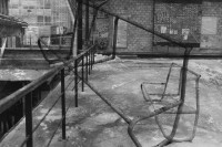 Image of sheet 19820030 photo 13: Sitzbank ohne Holz. Dach in Konstruktion Container. Doppelbelichtung
Jugendbewegung Ajz Bewegung Limmatstrasse Zürich 1980 √