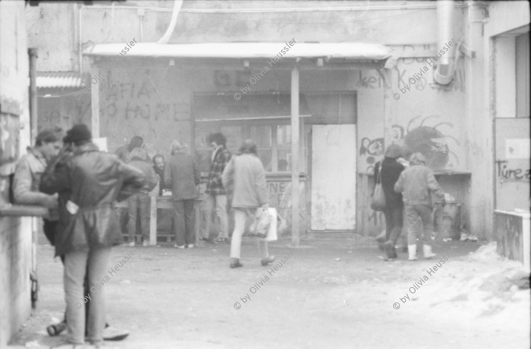 Image of sheet 19820030 photo 22: Menschen im Autonomen Jugendzentrum AJZ an der Limmatstrasse Kreis 5 Jugendunruhen Jugendbewegung Bewegung Limmatstrasse Zürich Winter 1982