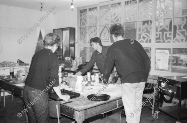 Image of sheet 19820030 photo 3: Kuchenbacken in der Küche des Restaurant im Autonomen Jugendzentrum AJZ, Zürich 1982.
Jugendbewegung