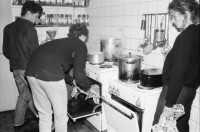 Image of sheet 19820030 photo 32: Kuchenbacken. Küche Jugendunruhen 
Jugendbewegung Ajz Jugendhaus Bewegung Limmatstrasse Zürich 1982