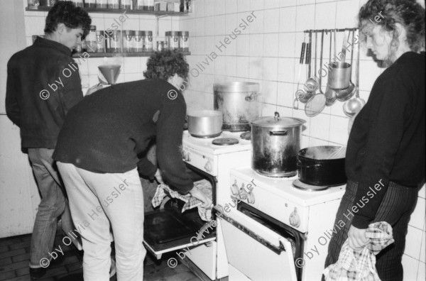 Image of sheet 19820030 photo 32: Kuchenbacken. Küche Jugendunruhen 
Jugendbewegung Ajz Jugendhaus Bewegung Limmatstrasse Zürich 1982