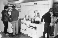 Image of sheet 19820030 photo 34: Kuchenbacken. Küche Jugendunruhen Jugendbewegung Ajz Jugendhaus Bewegung Limmatstrasse Zürich 1982