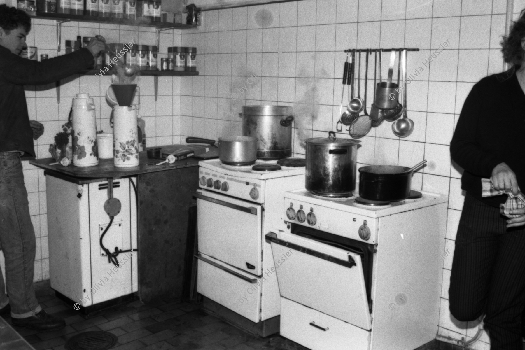 Image of sheet 19820030 photo 36: Kaffee kochen im AJZ.  
Jugendbewegung Ajz Bewegung Limmatstrasse Zürich
youth movement 1982 
center kitchen
Schweiz Swizerland europe
© 1982, OLIVIA HEUSSLER