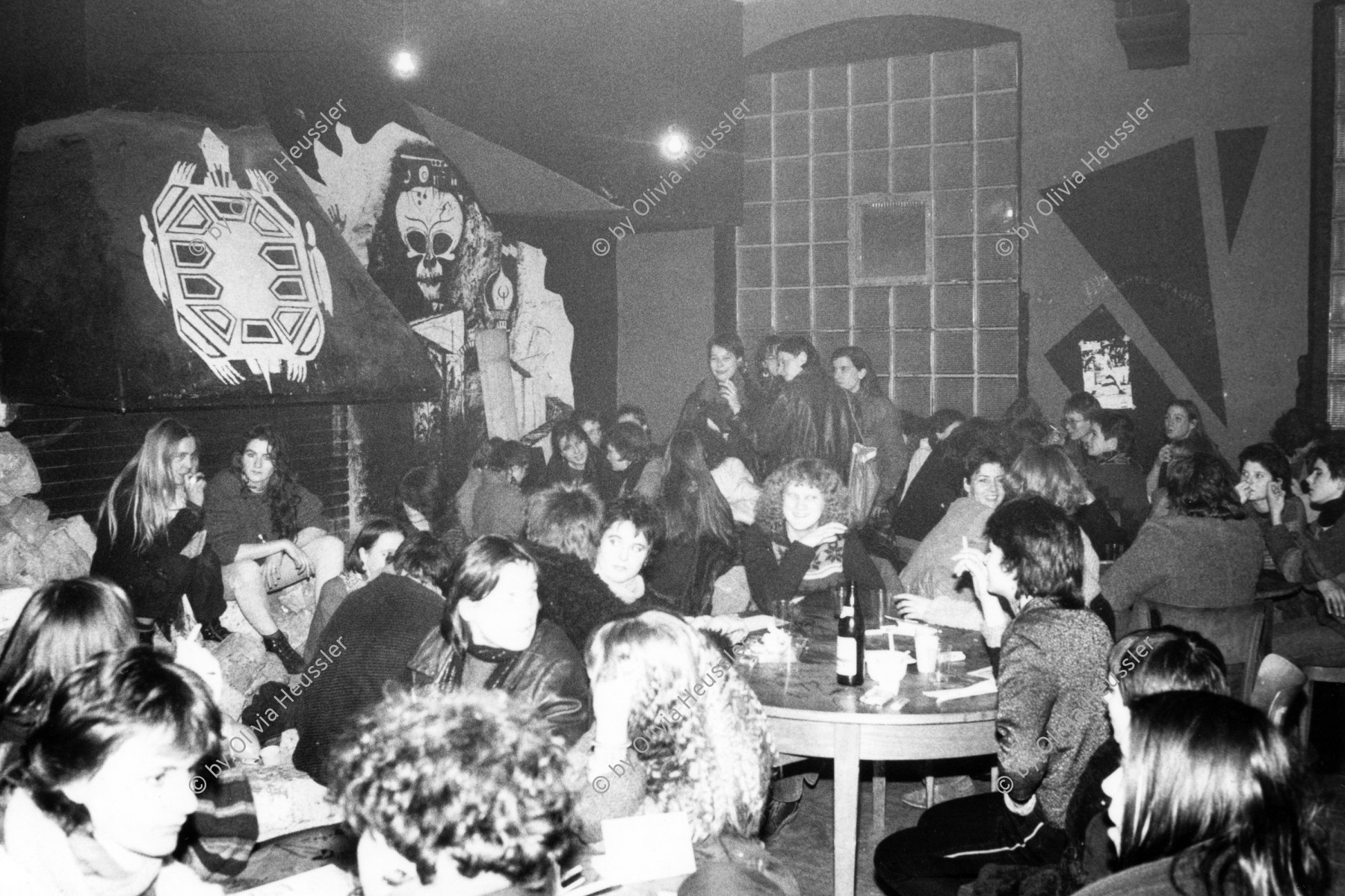 Image of sheet 19820040 photo 15: Beiz schpuntä Restaurant. Frauenfest. AJZ Zürich 1982 √ Kreis fünf 5 Swiss Switzerland Europe people persons graffiti Women Woman party occupied house housing Bewegung Movement youth room smoke cigars table konsumierung Zusammenleben Jugendbewegung Jugendzentrum Jugendhaus