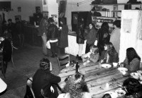 Image of sheet 19820040 photo 17: Kreis fünf 5 Swiss Switzerland Europe people persons graffiti Women Woman party occupied house housing Bewegung room smoke cigars table konsumierung Zusammenleben protest bar 
Jugendbewegung Jugendzentrum Jugendhaus
Zürich youth movement 1982 √
