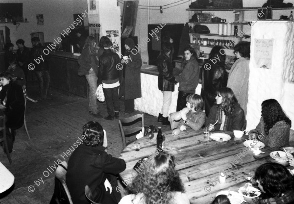 Image of sheet 19820040 photo 17: Kreis fünf 5 Swiss Switzerland Europe people persons graffiti Women Woman party occupied house housing Bewegung room smoke cigars table konsumierung Zusammenleben protest bar 
Jugendbewegung Jugendzentrum Jugendhaus
Zürich youth movement 1982 √