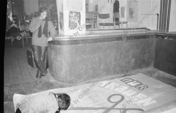 Image of sheet 19820040 photo 2: Erika malt Transparent für Frauen Fest im Restaurant des AJZ Jugendzentrum Jugendhaus Jugendbewegung
Kreis fünf 5 Swiss Switzerland Europe people persons Women Woman occupied house housing Bewegung room protest
© 1982, by Olivia Heussler www.oliviaheussler.com