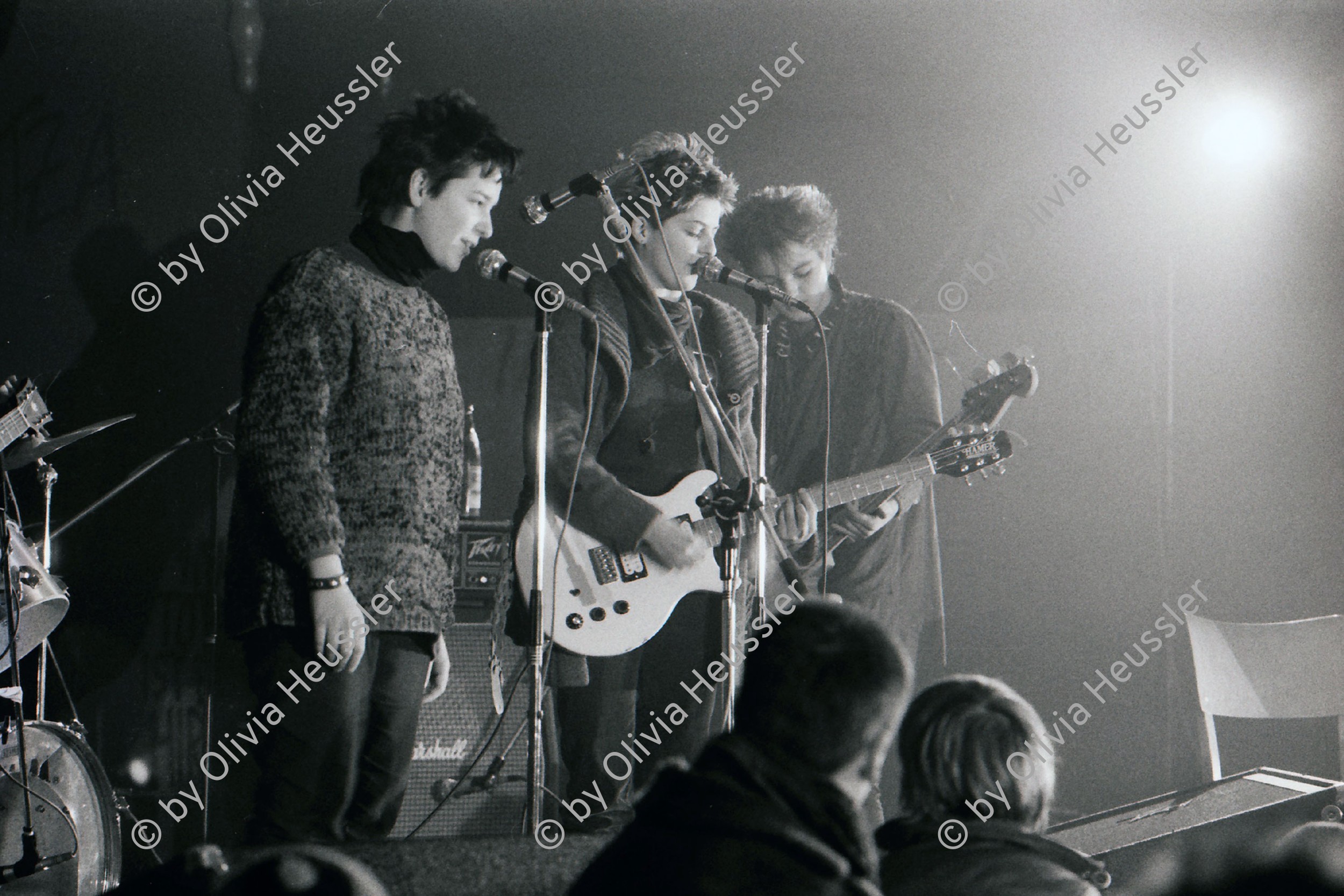 Image of sheet 19820040 photo 20: Konzert mit Frauenbands (Babs Hiestand, Karin Gietzendanger und unbek.) im AJZ Limmatstrasse Zürich 1982.
Kreis fünf 5 Swiss Switzerland Europe people persons Women Woman