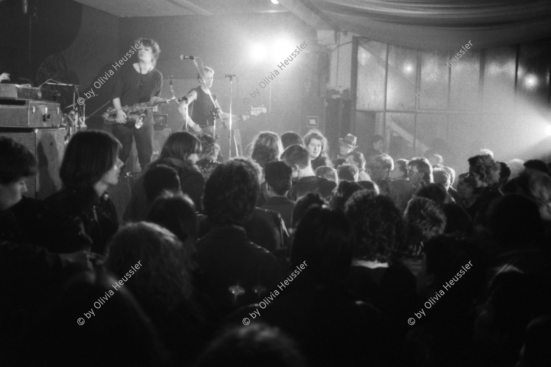 Image of sheet 19820040 photo 36: Frauenfest. Babs Hiestand, Karin Gietzendanger mit der Gruppe Draske Saxophonistin aus der BRD im AJZ
Ajz concert music band rock punk women Publikum
Jugendbewegung Jugendzentrum Jugendhaus
Zürich youth movement 1982 √ 
Kreis fünf 5 Swiss Switzerland Europe people persons Women Woman occupied house housing Bewegung room smoke Zusammenleben concert music band women protest