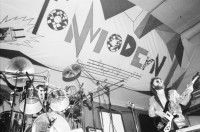 Image of sheet 19820060 photo 18: Rote Fabrik Tonmodern Festival Zürich 1982 mit der Rockband Rockmusik «erste allgemeine Verunsicherung» © by Olivia Heussler www.oliviaheussler.com
Die Erste Allgemeine Verunsicherung (kurz: EAV) ist eine österreichische Pop-Rock-Band, die 1977 gegründet wurde. Texter und Komponist der Band ist Thomas Spitzer. Der Name ist eine Anlehnung an das ehemalige österreichische Versicherungsunternehmen Erste Allgemeine Versicherung.