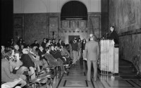 Image of sheet 19820110 photo 8: Bundesrat Chevallaz wird an der Universität Zürich erwartet. Büsten von
bekannten Professoren liegen auf grünen Einzahlungsscheinen am Boden,
neben ihrem Sockel. 'Chevallaz macht Hausfriedensbruch'
Lichtkreis um Mond Halo ??? Andreas Walker fragen Meteorologe mit einem grossen 'Dampfring' Weinbergstrasse 84
Zürich 1982
