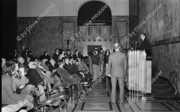 Image of sheet 19820110 photo 8: Bundesrat Chevallaz wird an der Universität Zürich erwartet. Büsten von
bekannten Professoren liegen auf grünen Einzahlungsscheinen am Boden,
neben ihrem Sockel. 'Chevallaz macht Hausfriedensbruch'
Lichtkreis um Mond Halo ??? Andreas Walker fragen Meteorologe mit einem grossen 'Dampfring' Weinbergstrasse 84
Zürich 1982