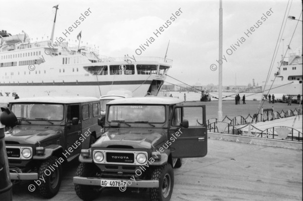 Image of sheet 19820120 photo 15: Mit einer deutschen Reisegruppe fahren wir auf einem Kreuzfahrt Schiff von Genua nach Alexandria. Zur Abwechslung gibt es eine Schönheit s konkurenz Misswahl für die Gäste. Tanz. Spiele mit Roulette. Rentner. Im Hafen von Alexandria stehen die Ambulanzen nach Eritrea bereit. Sie sind vom Schweizerischen Komitee für die Befreiung von Eritrea organisiert. Italy Italien mare sea ship steamer dance party women Egypt Alexandria