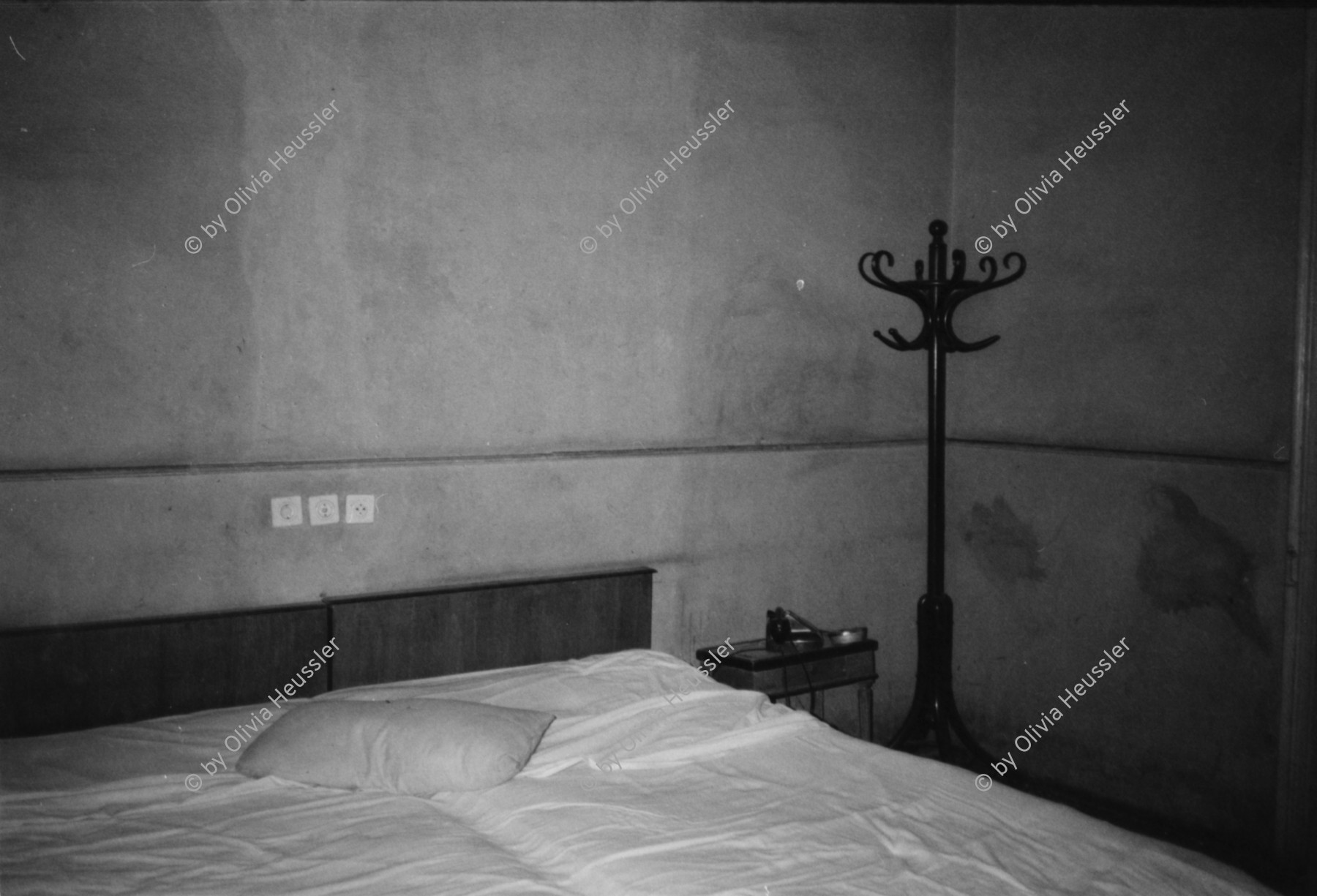 Image of sheet 19820130 photo 20: © 1982, by Olivia Heussler www.oliviaheussler.com 
Aegypten Ägypten Hotel Room Bed Bett Zimmer