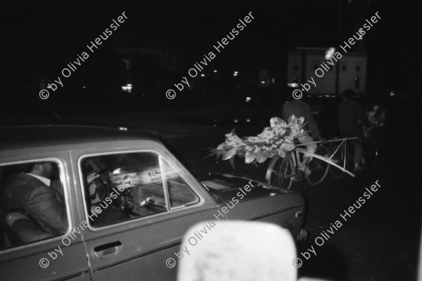 Image of sheet 19820130 photo 24: © 1982, by Olivia Heussler www.oliviaheussler.com Photo Home in Kairo. Aegypten. Strassenszene. Mann trägt Bündel auf Kopf. Im Schwimmbad. Mann transportiert Blumenkranz auf Fahrrad. In Bäckerei. Tee verkäufer. Katze auf Sofa. Islamischer Mann betet. Nil Staudamm von Assuan. Militärposten in der Wüste. Zwei Kapitäne Beamte mit weissen Kappen besteigen das Schiff in Italien. Piramiden Giza. Anpflanzung in der Wüste. Ägypten 1982 Reise mit Koni Frei u.v.a. Toyota Jeeps für Eritrea 
Militärposten in der Wüste. Aegyptens Grenze zu Sudan. Expedition Mission Help aid für Eritrea. Toyota Jeep Landcruiser 1982 √
Military outpost in the desert. Egypt border with Sudan.