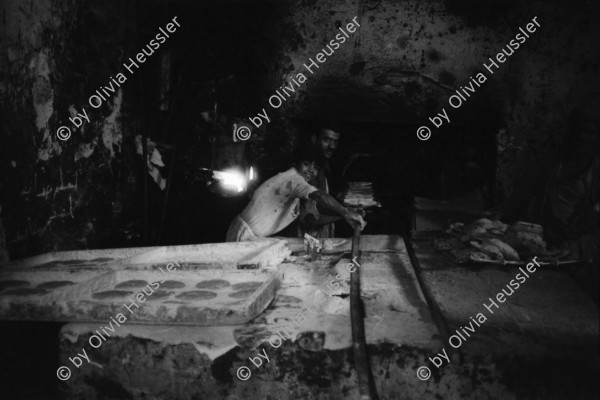 Image of sheet 19820130 photo 25: Vater und Sohn arbeiten in Bäckerei, Kairo 1982.