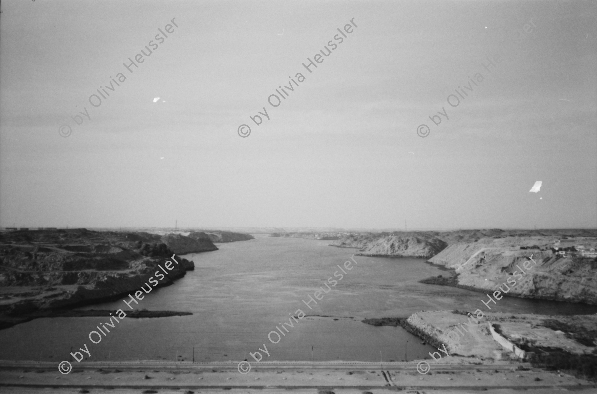 Image of sheet 19820130 photo 33: Im Hafen von Genua besteigen auch zwei Kapitäne das Schiff. Italien. Italy √ 1982 03.82