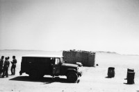 Image of sheet 19820130 photo 37: Militärposten in der Wüste. Aegyptens Grenze zu Sudan. Expedition Mission Help aid für Eritrea. Toyota Jeep Landcruiser 1982 √
Military outpost in the desert. Egypt border with Sudan.