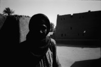 Image of sheet 19820140 photo 14: Drei Toyota Landcruiser Offroader stehen vor einem Kamel Skelett, Sudan 1982.
