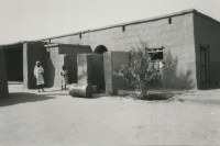 Image of sheet 19820140 photo 18: Junge und Mädchen bringen uns Tee. Vor dem Haus. House african Adobe typical Dongola
 
Sudan 1982 √
© 1982, by OLIVIA HEUSSLER / www.clic.li