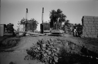 Image of sheet 19820140 photo 23: Drei Toyota Landcruiser Offroader stehen vor einem Kamel Skelett. Ein Wüstenbefpflanzungsprojekt. Ein Kanal ist in Bau um Süsswasser aus dem Nil zu führen. Junge und Mädchen bringen uns Tee. Vor dem Haus. 2 Lastwagen Motoren dienen als Elektrizitätswerk für die ganze Stadt. Kinder Gruppe. Kapitän auf dem Nil. Ein Jeep ist im Sand steckengeblieben. Till Lincke trocknet im Wind ab. Ein Pumpwerk für Oel. Sonnenuntergang. Mobil Oel Station Tankstelle.
Mit Bahnwagen. Mann reitet auf Esel neben einem Lastwagen. Wir fahren an Militärposten vorbei dem Nil entgegen. zwei Männer schauen einem Schiff nach.