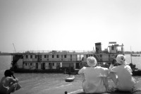 Image of sheet 19820140 photo 25: zwei Männer sitzen am Nil und schauen einem Dampf Schiff nach. sudan River Africa North Nordafrika Men sitting by the nile river and looking after a ship steamer boat steam. transport 
√ © 1982, by OLIVIA HEUSSLER / www.clic.li