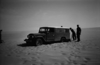 Image of sheet 19820140 photo 27: Drei Toyota Landcruiser Offroader stehen vor einem Kamel Skelett. Ein Wüstenbefpflanzungsprojekt. Ein Kanal ist in Bau um Süsswasser aus dem Nil zu führen. Junge und Mädchen bringen uns Tee. Vor dem Haus. 2 Lastwagen Motoren dienen als Elektrizitätswerk für die ganze Stadt. Kinder Gruppe. Kapitän auf dem Nil. Ein Jeep ist im Sand steckengeblieben. Till Lincke trocknet im Wind ab. Ein Pumpwerk für Oel. Sonnenuntergang. Mobil Oel Station Tankstelle.
Mit Bahnwagen. Mann reitet auf Esel neben einem Lastwagen. Wir fahren an Militärposten vorbei dem Nil entgegen. zwei Männer schauen einem Schiff nach.