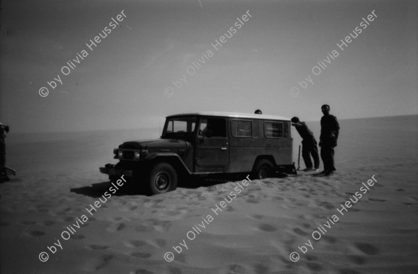 Image of sheet 19820140 photo 27: Drei Toyota Landcruiser Offroader stehen vor einem Kamel Skelett. Ein Wüstenbefpflanzungsprojekt. Ein Kanal ist in Bau um Süsswasser aus dem Nil zu führen. Junge und Mädchen bringen uns Tee. Vor dem Haus. 2 Lastwagen Motoren dienen als Elektrizitätswerk für die ganze Stadt. Kinder Gruppe. Kapitän auf dem Nil. Ein Jeep ist im Sand steckengeblieben. Till Lincke trocknet im Wind ab. Ein Pumpwerk für Oel. Sonnenuntergang. Mobil Oel Station Tankstelle.
Mit Bahnwagen. Mann reitet auf Esel neben einem Lastwagen. Wir fahren an Militärposten vorbei dem Nil entgegen. zwei Männer schauen einem Schiff nach.