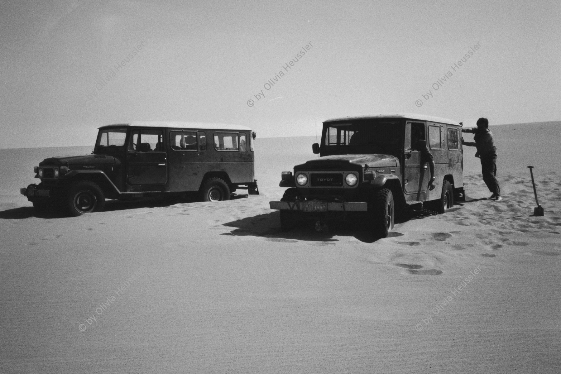 Image of sheet 19820140 photo 28: Toyota Landcruiser Jeep Offroader in der Wüste stehen vor. Ein Jeep ist im Sand steckengeblieben. 
Sudan african desert expedition 1982 √
© 1982, by OLIVIA HEUSSLER / www.clic.li