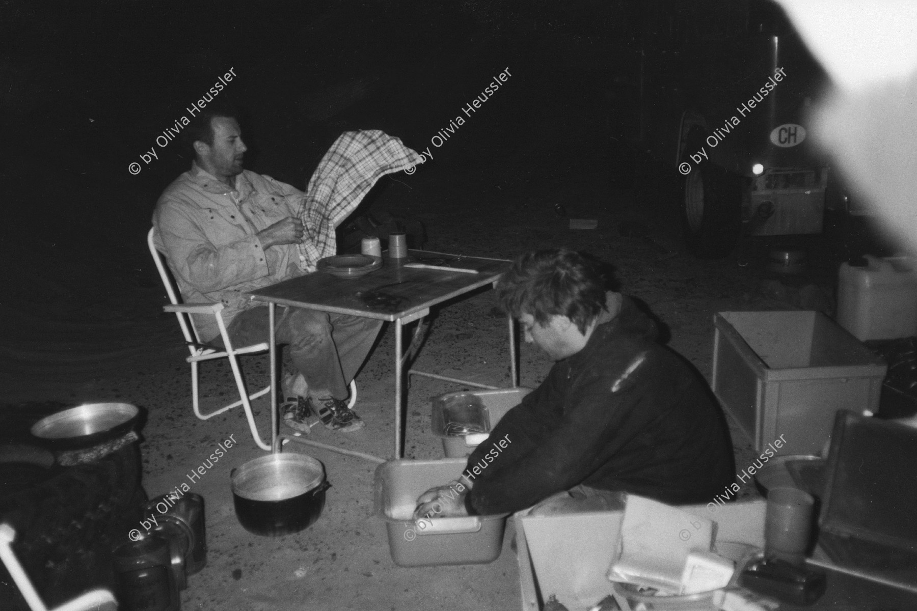 Image of sheet 19820140 photo 29: Till Lincke trocknet Geschirr im Wüstenwind ab. Wüste desert storm to dry dishes Sudan 1982 √
© 1982, by OLIVIA HEUSSLER / www.clic.li