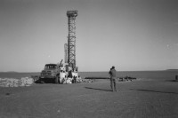 Image of sheet 19820140 photo 30: Ein Pumpwerk für Oel. Till Lincke fotografiert die Arbeiter. Sudan 1982 √
oil drill desert africa pump

© 1982, by OLIVIA HEUSSLER / www.clic.li