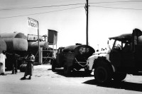 Image of sheet 19820140 photo 31: Mobil Oel Station Tankstelle. oil Gasstation desert african Camion tank train truck
Mit Bahnwagen und Tanklastwagen Sudan 1982 √
© 1982, by OLIVIA HEUSSLER / www.clic.li