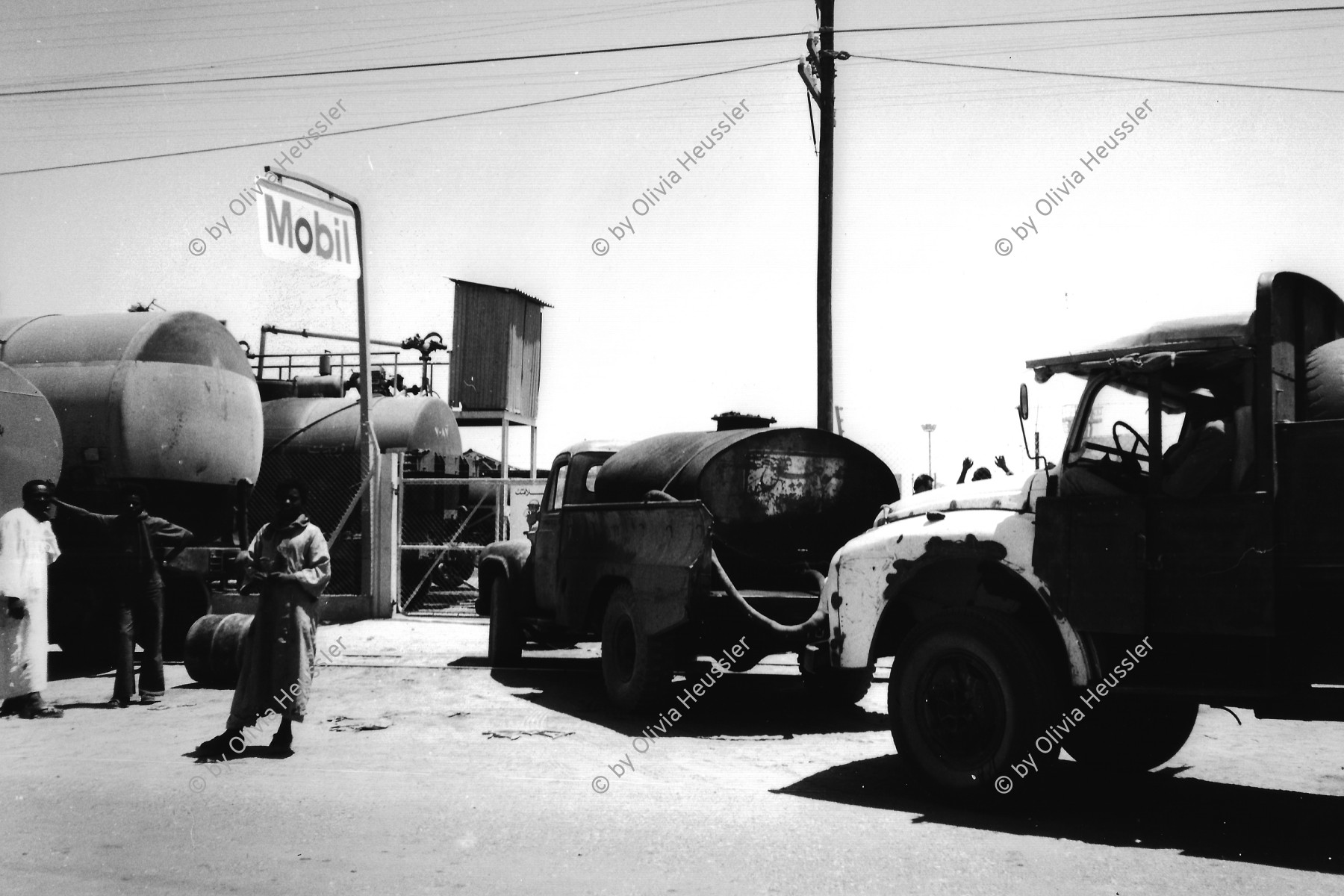 Image of sheet 19820140 photo 31: Mobil Oel Station Tankstelle. oil Gasstation desert african Camion tank train truck
Mit Bahnwagen und Tanklastwagen Sudan 1982 √
© 1982, by OLIVIA HEUSSLER / www.clic.li