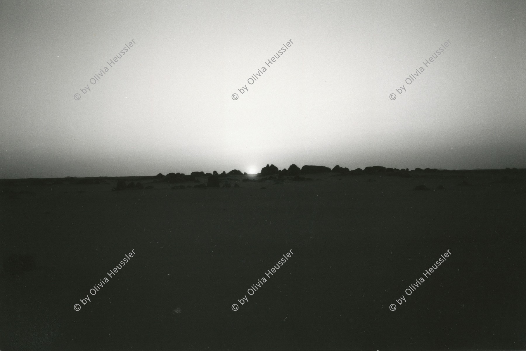 Image of sheet 19820140 photo 34: Sonnenuntergang zwischen den Steinen in der Wüste. sunset between stones in the sudanese african desert Sand Sudan 1982 √
© 1982, by OLIVIA HEUSSLER / www.clic.li