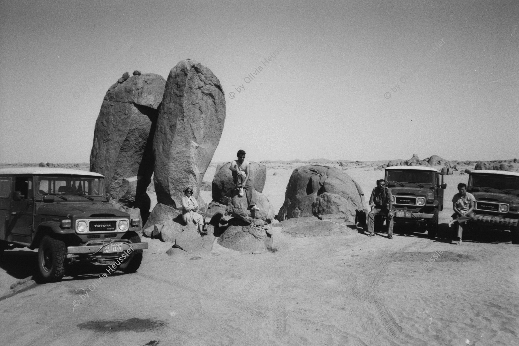 Image of sheet 19820140 photo 35: gruppenbild gruppenfoto group picture african desert expedition
Landcruiser Toyota Offroader Jeep mit Koni Frei und Till Lincke.
Sudan 1982 √
© 1982, by OLIVIA HEUSSLER / www.clic.li