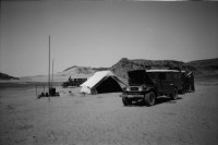 Image of sheet 19820140 photo 9: Drei Toyota Landcruiser Offroader stehen vor einem Kamel Skelett. Ein Wüstenbefpflanzungsprojekt. Ein Kanal ist in Bau um Süsswasser aus dem Nil zu führen. Junge und Mädchen bringen uns Tee. Vor dem Haus. 2 Lastwagen Motoren dienen als Elektrizitätswerk für die ganze Stadt. Kinder Gruppe. Kapitän auf dem Nil. Ein Jeep ist im Sand steckengeblieben. Till Lincke trocknet im Wind ab. Ein Pumpwerk für Oel. Sonnenuntergang. Mobil Oel Station Tankstelle.
Mit Bahnwagen. Mann reitet auf Esel neben einem Lastwagen. Wir fahren an Militärposten vorbei dem Nil entgegen. zwei Männer schauen einem Schiff nach.