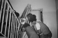 Image of sheet 19820160 photo 10: Die drei Ambulanzen aus der Schweiz werden den Eritreern an der Grenze zum Sudan in Erirtrea übergeben. Gruppenbild der Gruppe. Ein Röntgengerät wird
 transportiert. Durch ein Treppenhaus geschleickt. Elektrisch
 betriebene Kochtöpfe. Olivia kriegt neue Frisur. Zöpfchen. Auf
 einem Schiffsfrack, dass japanische Fahrzeuge transportiert hat liegt auf einem Korallenriff im roten Meer. Kissinger im Hotel El Nilein in Kharthoum Karthum. Afrikanischer Uhrenmacher. Sudan