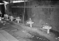 Image of sheet 19820160 photo 14: Die drei Ambulanzen aus der Schweiz werden den Eritreern an der Grenze zum Sudan in Erirtrea übergeben. Gruppenbild der Gruppe. Ein Röntgengerät wird
 transportiert. Durch ein Treppenhaus geschleickt. Elektrisch
 betriebene Kochtöpfe. Olivia kriegt neue Frisur. Zöpfchen. Auf
 einem Schiffsfrack, dass japanische Fahrzeuge transportiert hat liegt auf einem Korallenriff im roten Meer. Kissinger im Hotel El Nilein in Kharthoum Karthum. Afrikanischer Uhrenmacher. Sudan