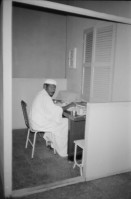 Image of sheet 19820160 photo 19: Die drei Ambulanzen aus der Schweiz werden den Eritreern an der Grenze zum Sudan in Erirtrea übergeben. Gruppenbild der Gruppe. Ein Röntgengerät wird
 transportiert. Durch ein Treppenhaus geschleickt. Elektrisch
 betriebene Kochtöpfe. Olivia kriegt neue Frisur. Zöpfchen. Auf
 einem Schiffsfrack, dass japanische Fahrzeuge transportiert hat liegt auf einem Korallenriff im roten Meer. Kissinger im Hotel El Nilein in Kharthoum Karthum. Afrikanischer Uhrenmacher. Sudan